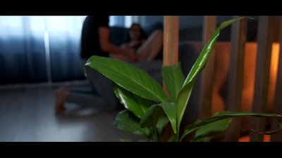 恋爱中的青少年夫妇热恋，大量的精液在她的屁股上。