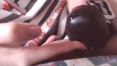 把这个大黑鸡巴含在嘴里的小奴隶