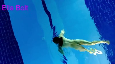 我无法停止观看，年轻的金发女郎在ELLA BOLT度假村游泳池中被抓到裸泳