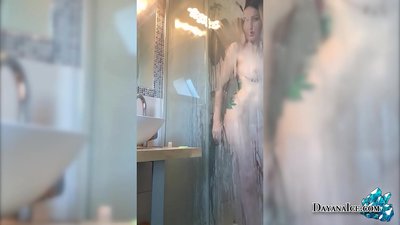婴儿多汁的臀部在淋浴时自慰