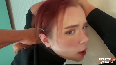 男子口中被操，阴部听话的红发女郎短裙和射精的乳房