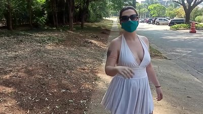 公开裸体：一个来自俄罗斯的女孩试图在里约热内卢的街道上脱掉她的衣服。她差点被逮捕。