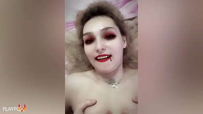 伊万-赫尔辛狠狠地干了一个性感的吸血鬼，并在她的屁股上射精