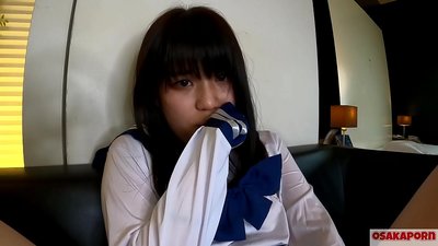 18岁小奶子的日本女孩用手指性交和性玩具喷水并达到高潮。业余视频中，穿着学校cosplay服装的亚洲女孩给人吹箫。Mao 7 OSAKAPORN.