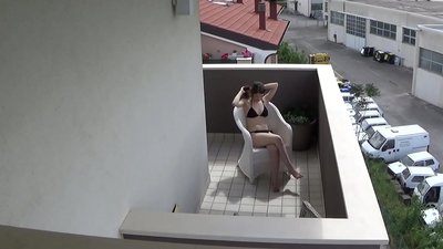 偷窥年轻室友在阳台上自慰的情景