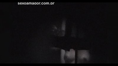 金发女郎被隐藏在空心砖后面的邻居偷窥者偷偷录影