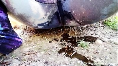 在街上撒尿! 来看LilKiwwiMonster把她的内裤弄湿，在土里撒尿!
